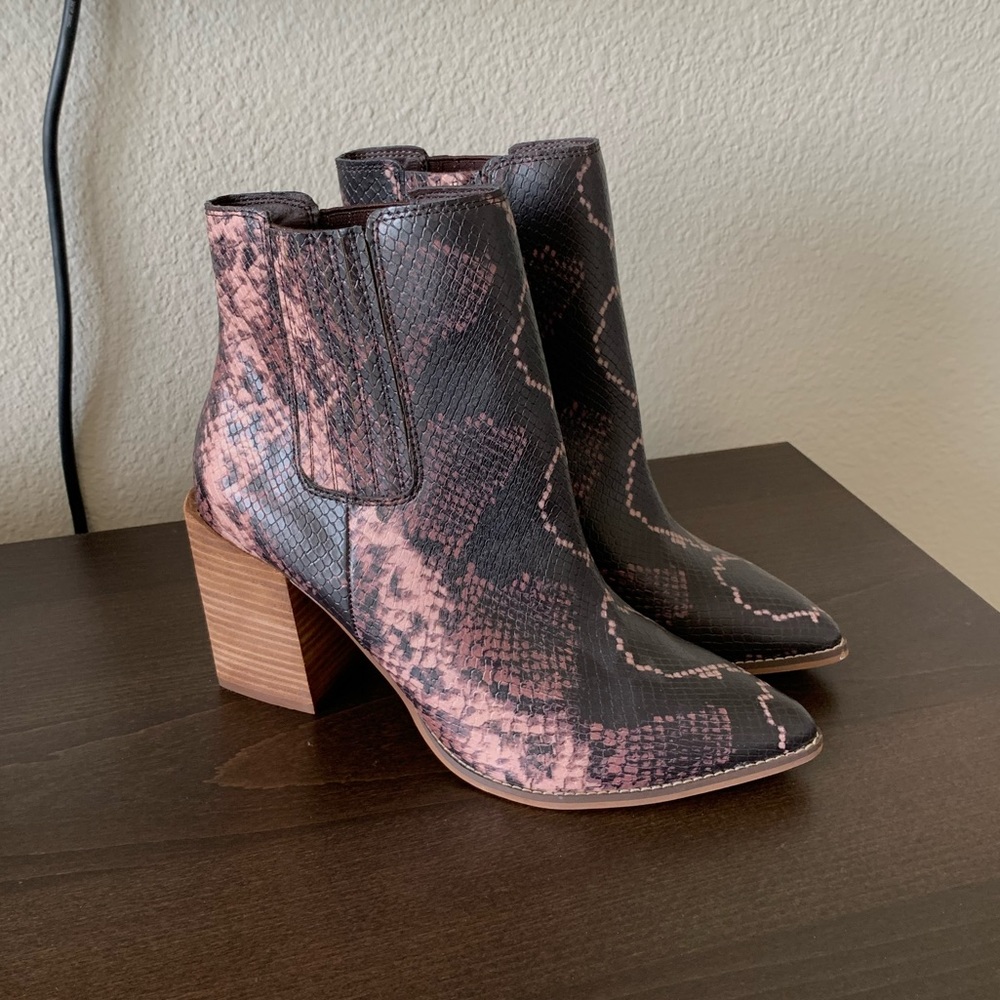 BRAND NEW Steve Madden Acton Chelsea Boot Snake Size 9.5